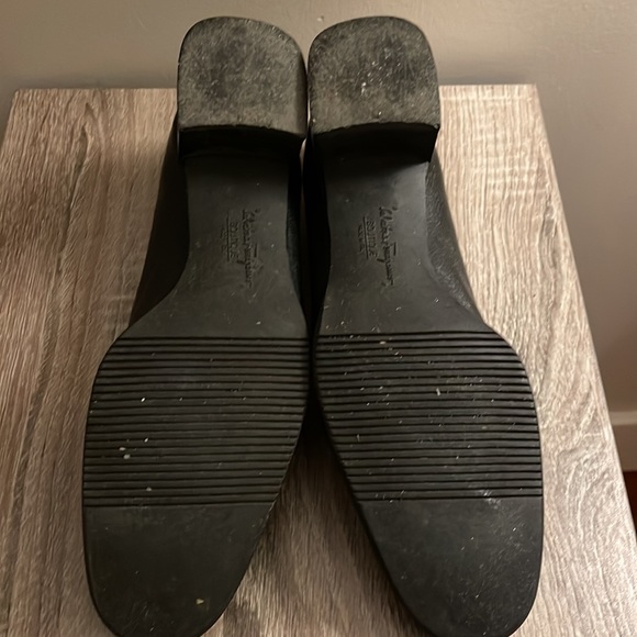 SALVATORE FERRAGAMO // black leather block heel pumps (8 ) - Picture 4 of 4